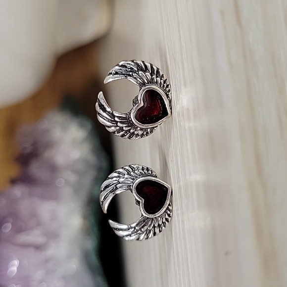 Angel Heart Stud Earrings, unisex - Picture 4 of 6